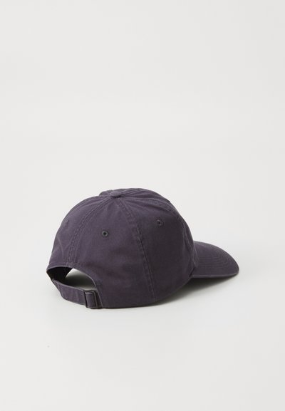 Lila pamut baseball sapka állítható pánttal, ívelt ívvel és hat szellőzőnyílással a tetején. A hátulról látható finom varrási részletek.