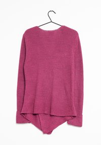 Suéter de manga larga en un intenso tono magenta, con un patrón de punto texturizado, cuello redondo y un dobladillo asimétrico. Colgado en un gancho negro.