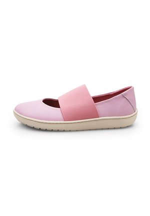 Chaussure plate rose clair avec large bride élastique, semelle crème souple avec adhérence et empeigne en cuir lisse, vue de côté sur fond blanc.