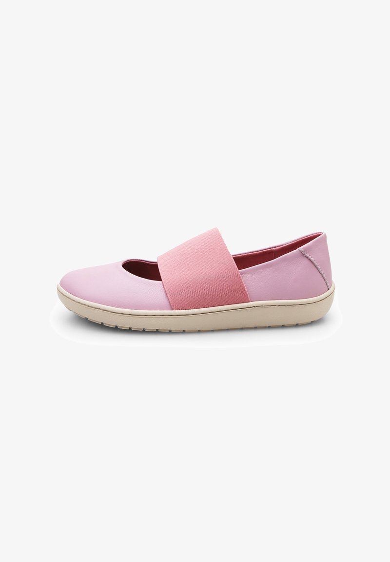 Chaussure plate rose clair avec large bride élastique, semelle crème souple avec adhérence et empeigne en cuir lisse, vue de côté sur fond blanc.