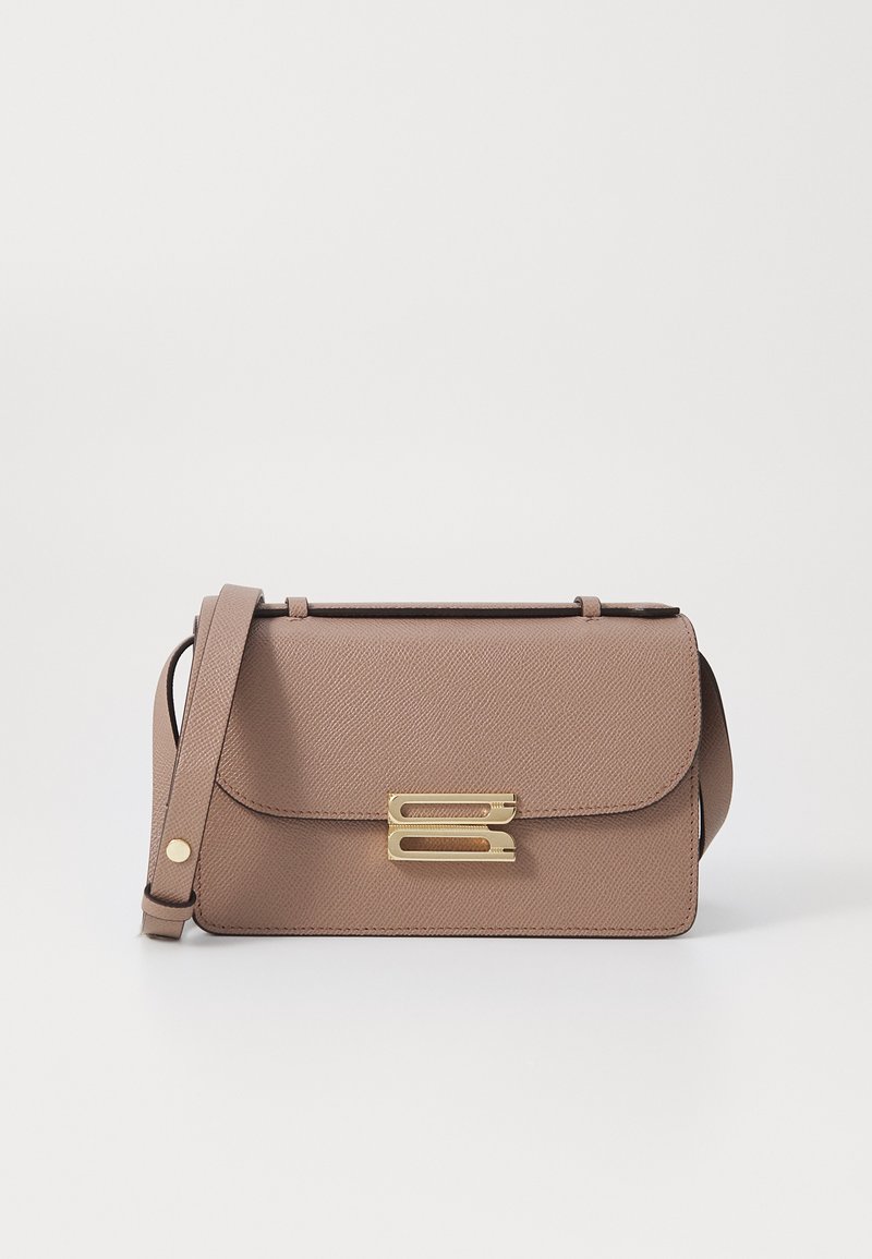 Borsa a spalla in pelle testurizzata rosa con chiusura a scatto in metallo dorato e tracolla, caratterizzata da una chiusura a pattina e un design minimalista.