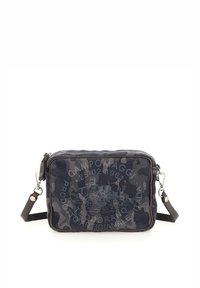 Borsa a tracolla in tessuto blu scuro con motivo camouflage, dotata di chiusura con zip, tracolla regolabile e dettaglio del logo sul davanti.