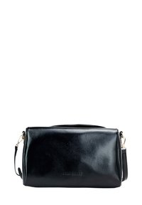 Borsa a tracolla in pelle nera con forma rettangolare, caratterizzata da una superficie liscia, accessori dorati e lettering impresso sulla parte anteriore.