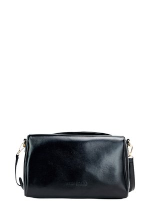 Borsa a tracolla in pelle nera con forma rettangolare, caratterizzata da una superficie liscia, accessori dorati e lettering impresso sulla parte anteriore.