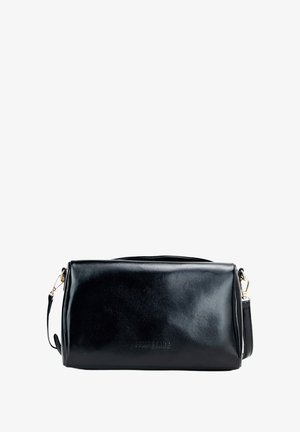 Schwarze Leder-Crossbody-Tasche in rechteckiger Form, mit glatter Textur, goldenen Beschlägen und geprägt Schriftzug auf der Vorderseite.
