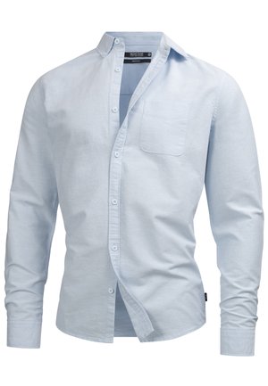 Camisa de botones de manga larga en azul claro, hecha de algodón, que presenta un bolsillo en el pecho, cuello y un diseño ligeramente ajustado.