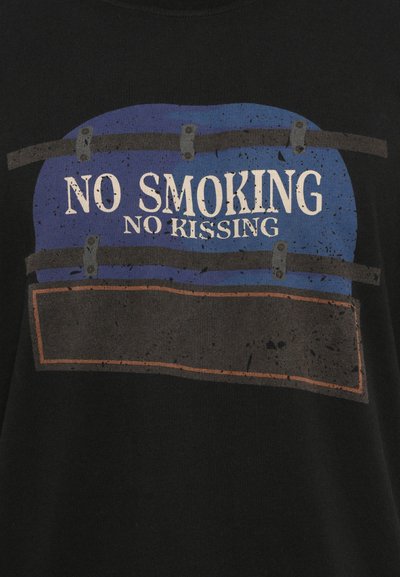 Camiseta negra con un gráfico azul que presenta el texto "SIN FUMAR SIN BESAR", contorneado por barras grises y un rectángulo acentuado en naranja.