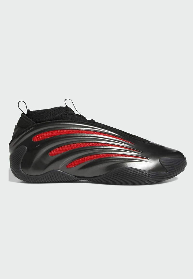 Chaussure de sport noire avec finition brillante, accents en maille rouge, design épuré et semelle texturée. Présente des languettes pour un enfilage facile.