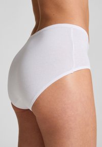 Weiße Baumwoll-Slip mit glatter Textur und hoch tailliertem Design. Verfügt über einen einfachen Schnitt und einen elastischen Bund für Komfort.