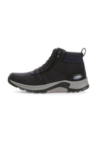 Botas de tobillo negras con cordones y cremallera lateral, hechas de ante y materiales sintéticos, con una suela acolchada y acentos texturizados.