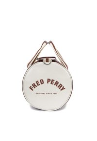 Rund canvas taske i cremefarvet med brune accenter. Har "FRED PERRY" logoet og teksten "ORIGINAL SINCE 1952". Justerbar skulderrem med striber.