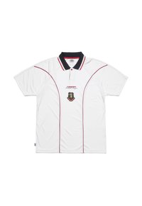 Hvid polo shirt med korte ærmer, sort krave og rød kant. Har et løveemblem og "Umbro" logo på forsiden. Glat stof struktur.