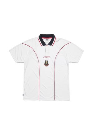Hvid polo shirt med korte ærmer, sort krave og rød kant. Har et løveemblem og "Umbro" logo på forsiden. Glat stof struktur.