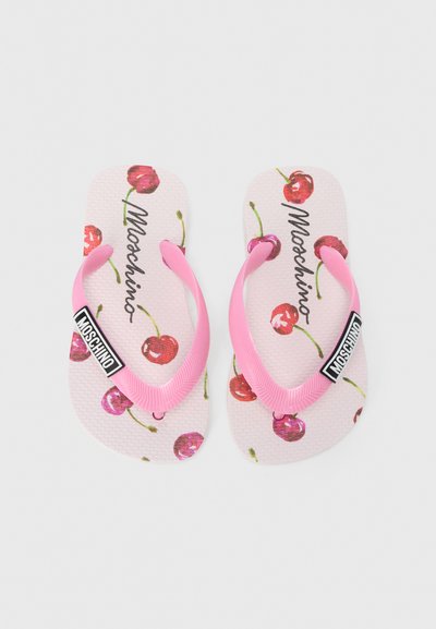 Ροζ σαγιονάρες με λευκή, υφή σόλα που έχει σχέδιο κερασιού και το λογότυπο "Moschino" σε μαύρο στο λουράκι.
