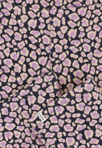 legging met een marineblauwe basis en een luipaardprint in lichtbeige en lavendel. Zachte stof met zichtbare stiksels en een label.