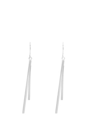Orecchini pendenti tono argento con due sottili barre rettangolari allungate che pendono asimmetricamente da chiusure a gancio.