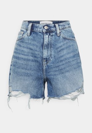 Shorts vaqueros en azul claro con cintura alta, dobladillo deshilachado, cinco bolsillos y cierre con botón plateado. Etiqueta del fabricante visible en el interior.