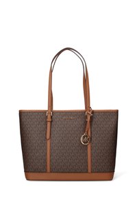 Borsa tote marrone con motivo a fantasia e design testurizzato, dettagli in pelle color cuoio, due spallacci e un charm in metallo dorato.