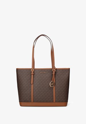 Borsa tote marrone con motivo a fantasia e design testurizzato, dettagli in pelle color cuoio, due spallacci e un charm in metallo dorato.