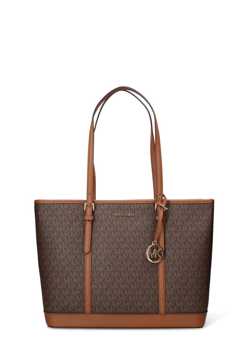 Borsa tote marrone con motivo a fantasia e design testurizzato, dettagli in pelle color cuoio, due spallacci e un charm in metallo dorato.