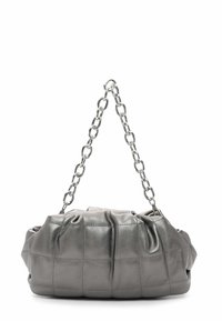 Borsa a tracolla grigia trapuntata realizzata in materiale lucido, con una catena argentata e una forma arrotondata caratterizzata da una morbida texture arricciata.