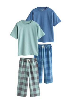 Twee sets korte mouw tops en broek met trekkoord, één groene top met groen- en grijs geruite broek, één blauwe top met blauw geruite broek.