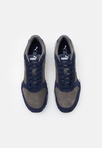 Baskets en daim bleu marine et gris avec des accents en mesh, bout rond, lacets plats et logo blanc sur le côté et la languette. Semelle en caoutchouc.