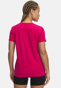 Camiseta de algodón fucsia de manga corta, con cuello redondo y un corte relajado. Textura suave, sin patrones ni adornos visibles.