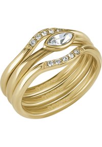 Guldtonad ring med tre ihopflätade band. Utrustad med en marquise-slipad sten och mindre klara kristaller längs toppen för extra detalj.