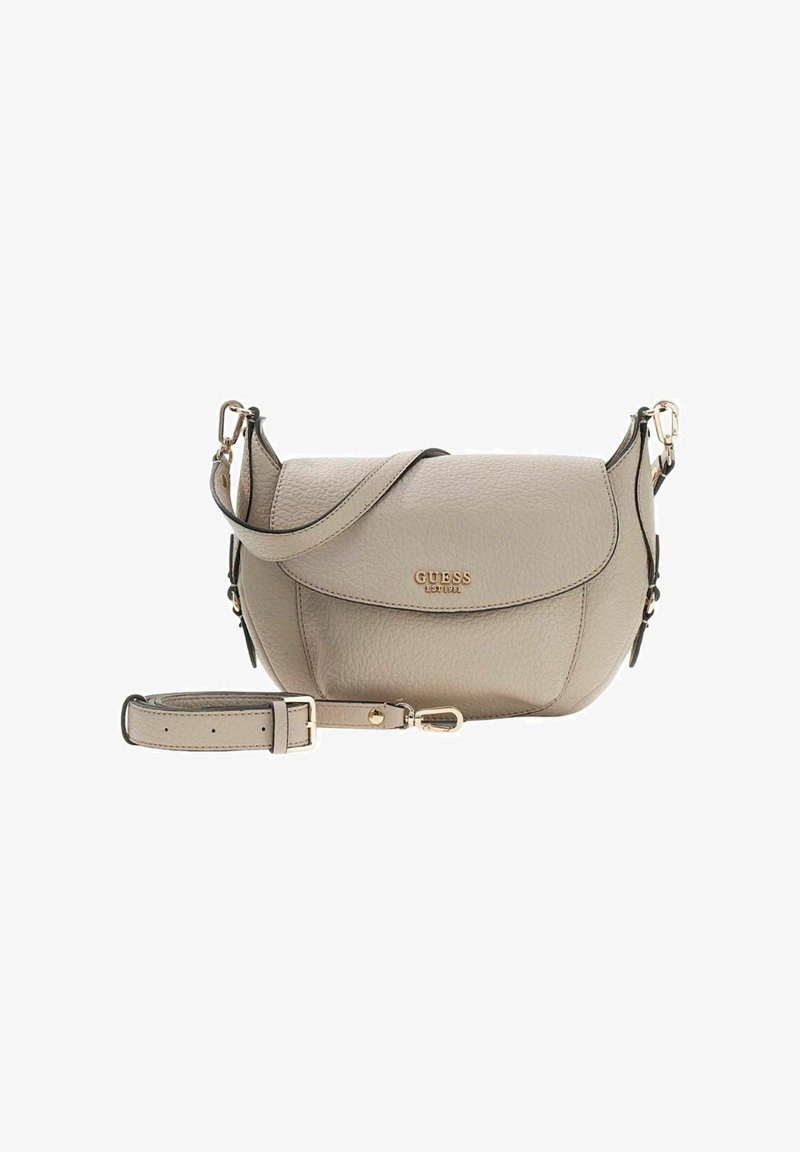 Sac bandoulière en cuir beige au design incurvé, avec une sangle ajustable, des accessoires dorés et un logo embossé à l'avant.