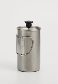 French press en acier inoxydable avec un bouton en plastique noir, des repères de mesure sur le côté et une poignée en métal pour un versement facile.