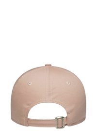 Rosa Baseballcap mit gebogenem Schirm, verstellbarem Riemen und einer glatten Stoffoberfläche. Verfügt über einen zentralen Knopf und Belüftungslöcher.