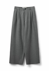Graue weit geschnittene Hose aus strukturiertem Stoff, mit vorderen Falten, einem Knopfverschluss und zwei Seitentaschen.