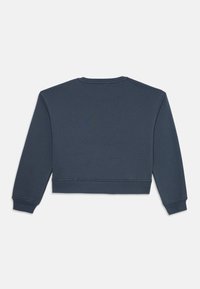 Sötétkék, rövidített fazonú pulóver hosszú ujjakkal, bordás mandzsettákkal és kerek nyakkal. Sima textúra és minimalista dizájn, nincs látható minta.