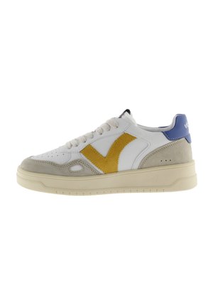 Baskets blanches avec un logo en V en suède jaune, des accents en suède gris et une languette de talon bleue. Comprend un bout perforé et une semelle en caoutchouc.