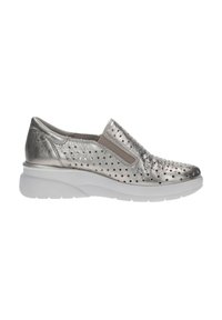 Scarpe slip-on argentate metallizzate con design perforato, pannelli elastici ai lati e suola bianca a piattaforma. Texture liscia e punta arrotondata.