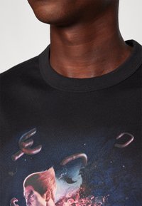 Venum TEKKEN POSTER SHIRT - Marškinėliai su spaudiniu - black