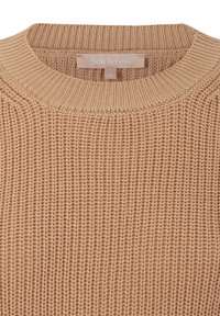 Maglione lavorato a maglia in morbido beige con un collo a girocollo a coste. Presenta una trama texturizzata e un'etichetta con la scritta "Soft Rebels, S" all'altezza del colletto.