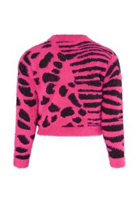Rosa fluffig kortärmad tröja med svarta djurmönster, inklusive stora fläckar och ränder. Mjuk textur med långa ärmar.