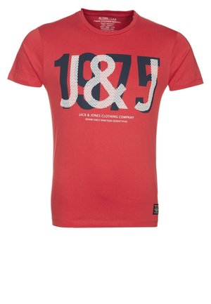 Czerwony t-shirt z krótkim rękawem z dużym granatowo-białym napisem "J&J 1975" i mniejszym sloganem "Jack & Jones Clothing Company" z przodu.