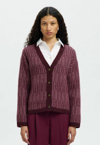 Bordowy kardigan o prążkowanej teksturze, z dekoltem w kształcie V i zapięciem na guziki. Posiada kontrastowe wzory dzianiny i lekko skrócone rękawy.