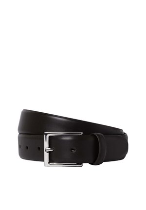 Ceinture en cuir noir avec boucle rectangulaire argentée, roulée et présentée sur un fond blanc.