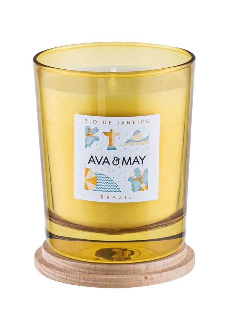 Gelbe Glas-Kerze mit Holzgrundlage, etikettiert "Ava & May", mit Illustrationen und Text, die Rio de Janeiro und Brasilien thematisieren.