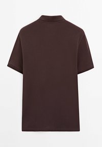 Ciemnobrązowa koszulka polo, krótki rękaw, klasyczny kołnierzyk, wykonana z gładkiego, lekkiego materiału, o minimalistycznym wzornictwie.