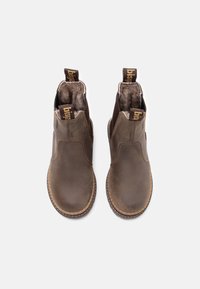Braune Leder-Stiefeletten mit glatter Oberfläche, elastischen Seiteneinsätzen und Textilfutter. Verfügt über braune Zuglaschen und Kontrastnähte.