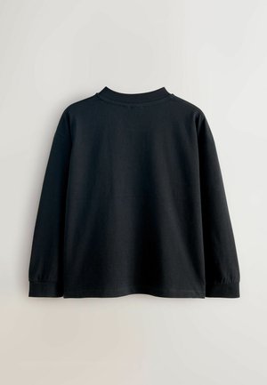 Čierne bavlnené tričko s dlhým rukávom a okrúhlym výstrihom, s uvoľneným strihom a hladkou textúrou, zobrazené zozadu na svetlom pozadí.