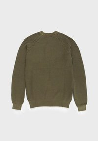 Maglione lavorato a maglia verde oliva con maniche lunghe, polsini a costine, orlo e scollatura a girocollo, posato flat con la parte anteriore rivolta verso il basso su uno sfondo bianco.