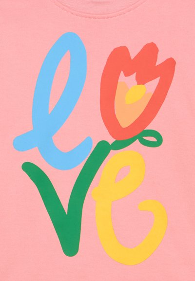 Έντονο σχέδιο σε ροζ ύφασμα με τα γράμματα «l», «v» και «e» και ένα κόκκινο και κίτρινο λουλούδι που σχηματίζει το γράμμα «o» στη λέξη «love».