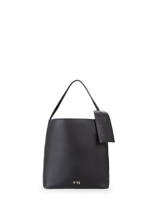 Borsa a mano in pelle nera con tracolla singola, etichetta goffrata attaccata e piccolo logo dorato "V°73" vicino alla base su sfondo bianco.