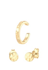 Anillo de plata dorada con un diseño texturizado y martillado; pendientes de botón en tono dorado con un acabado de patrón similar.